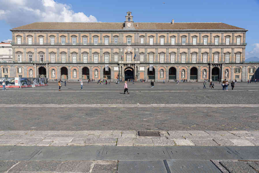 002 - Italia - Nápoles - plaza del Plebiscito - Palacio Real.jpg